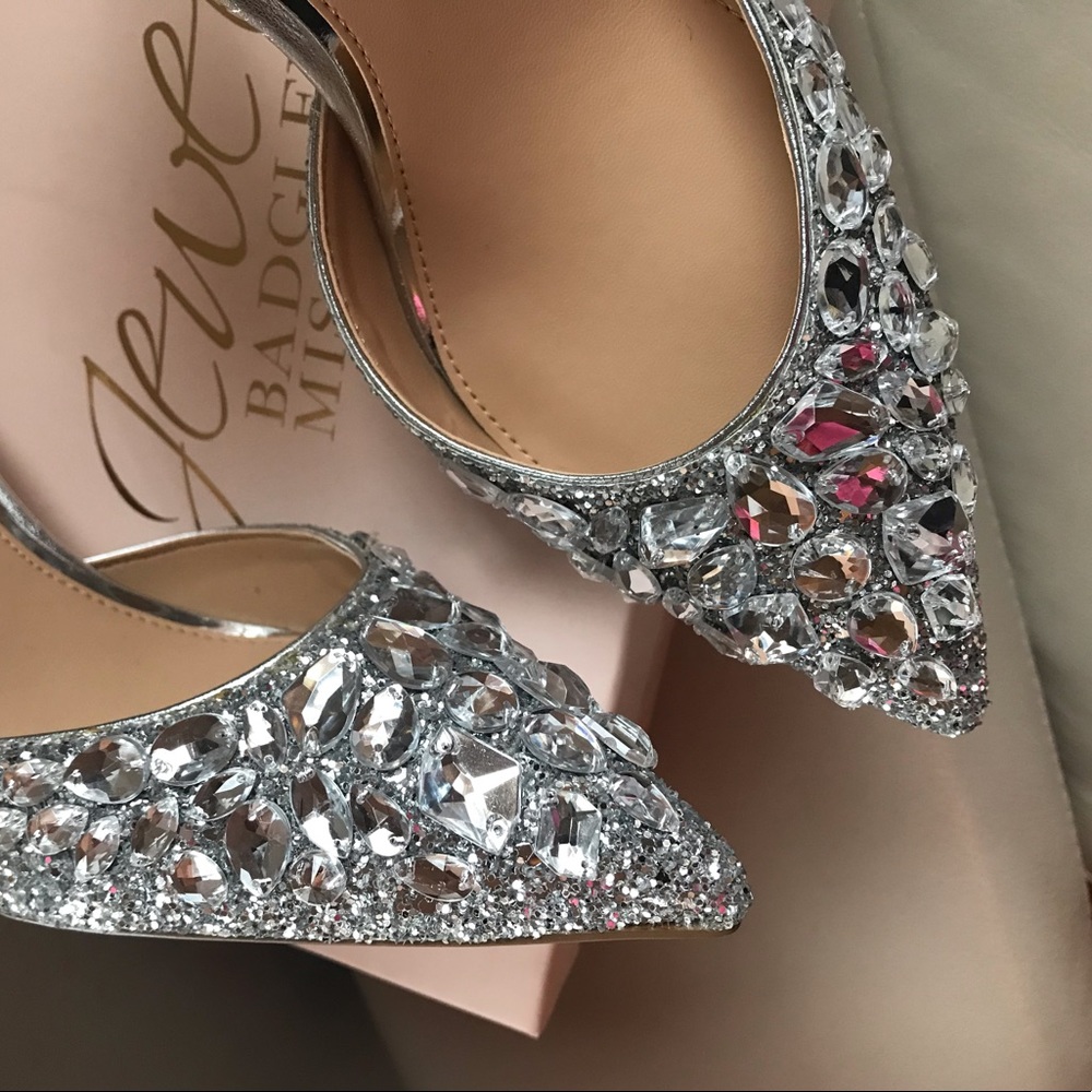 Embellished pumps😍